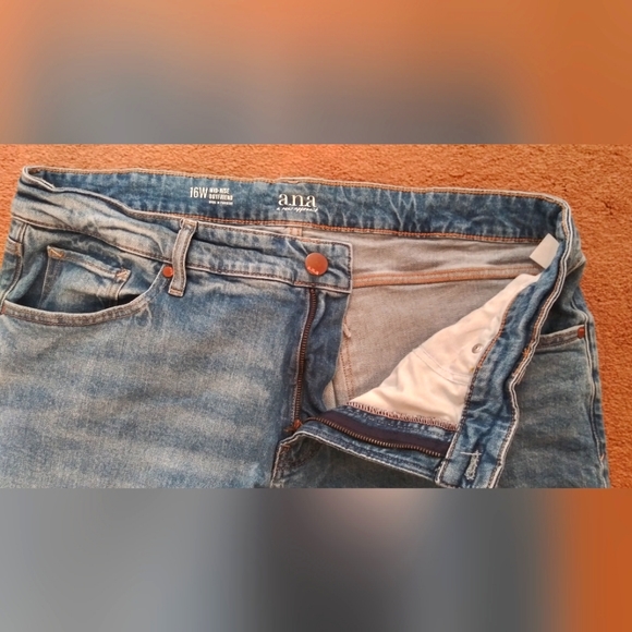 A.n.a Mid Rise capris - Picture 2 of 3